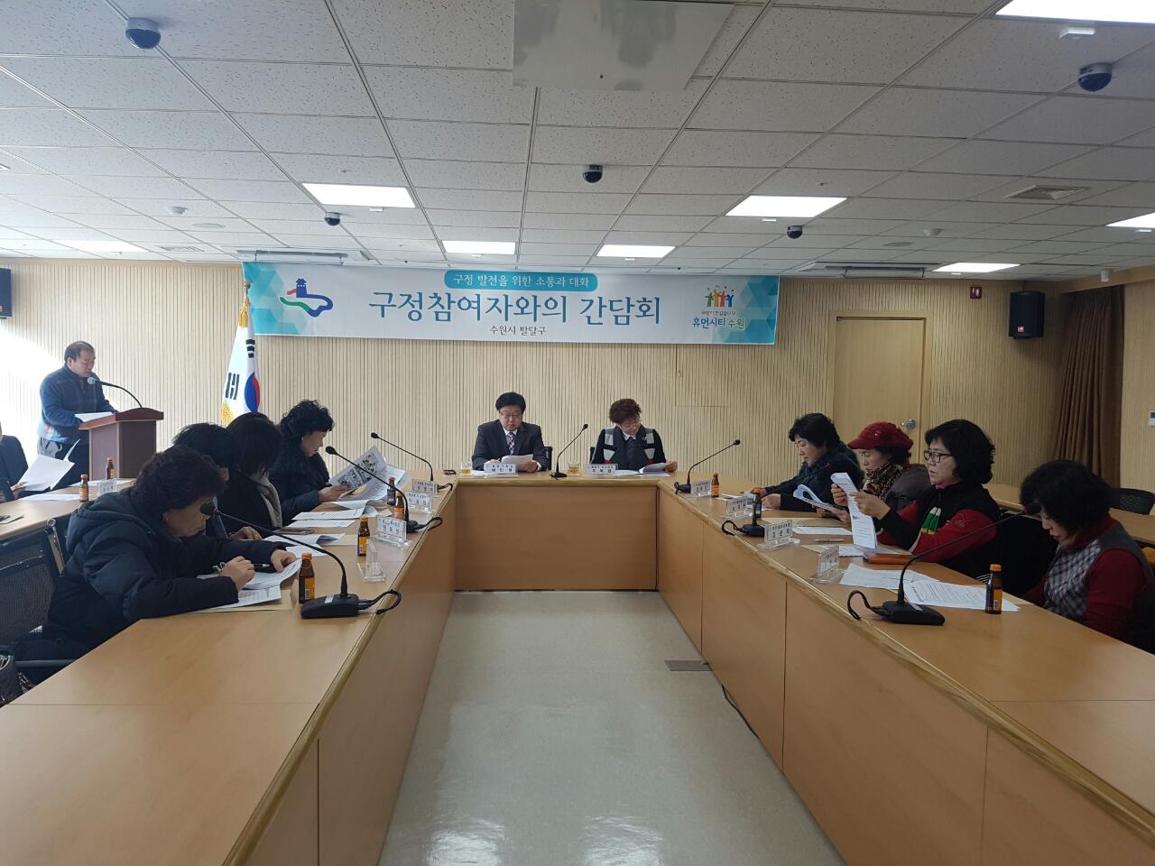 170105_womanmeeting_01.jpg